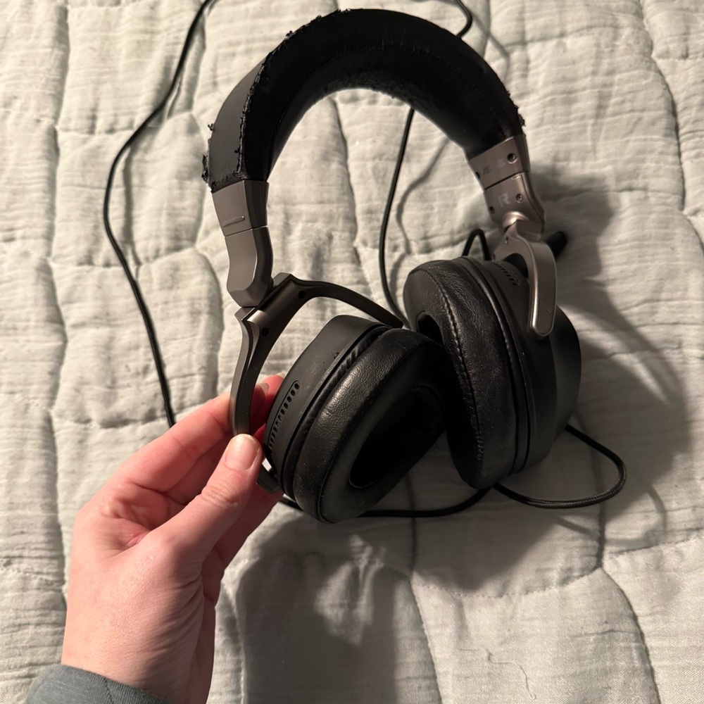 ASUS Black and Silver Computer Headset - Picture 5 of 12